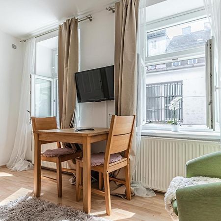 City Vibes: 1Br Apt, 10 Min To Westbahnhof Bécs Kültér fotó