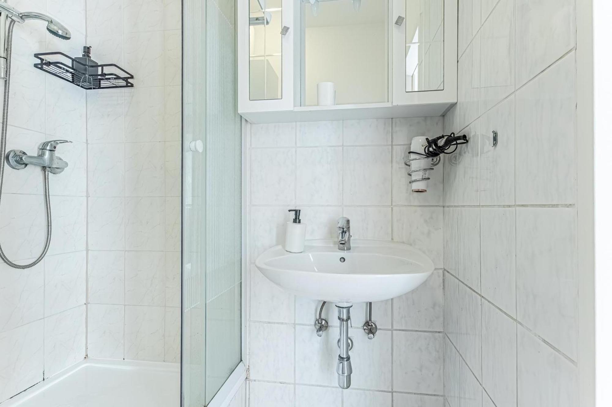 City Vibes: 1Br Apt, 10 Min To Westbahnhof Bécs Kültér fotó
