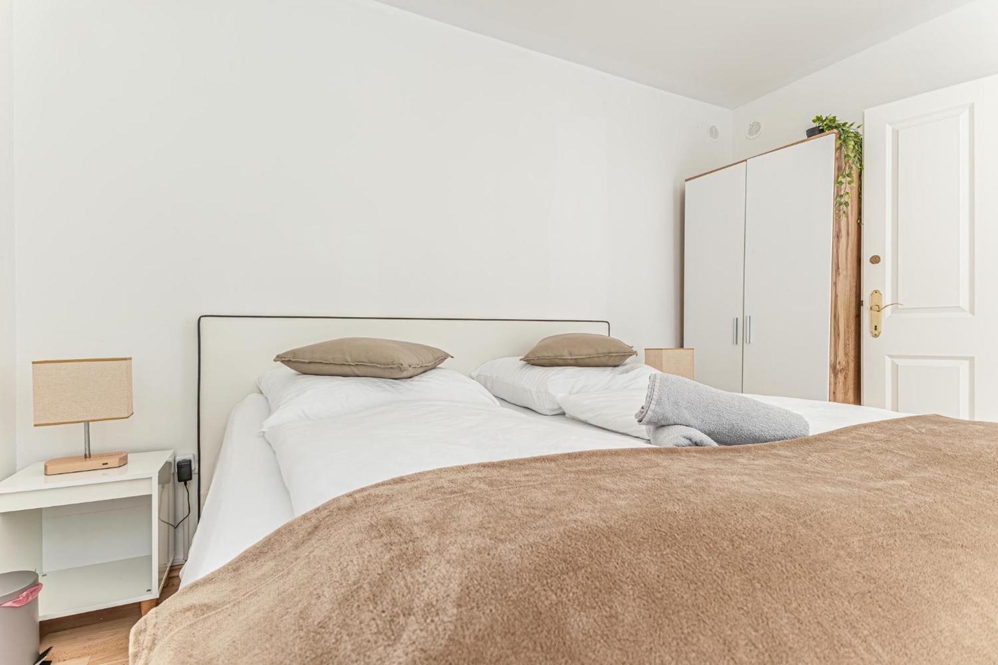 City Vibes: 1Br Apt, 10 Min To Westbahnhof Bécs Kültér fotó