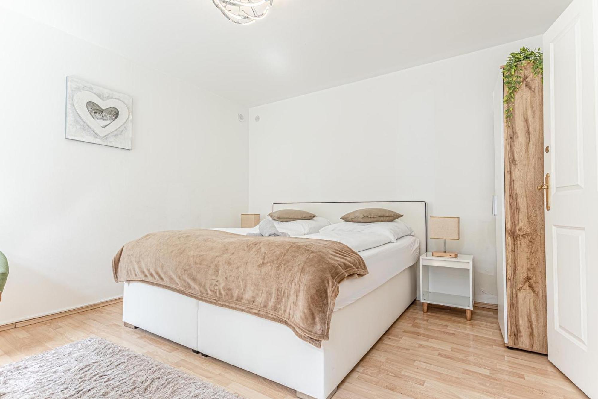 City Vibes: 1Br Apt, 10 Min To Westbahnhof Bécs Kültér fotó