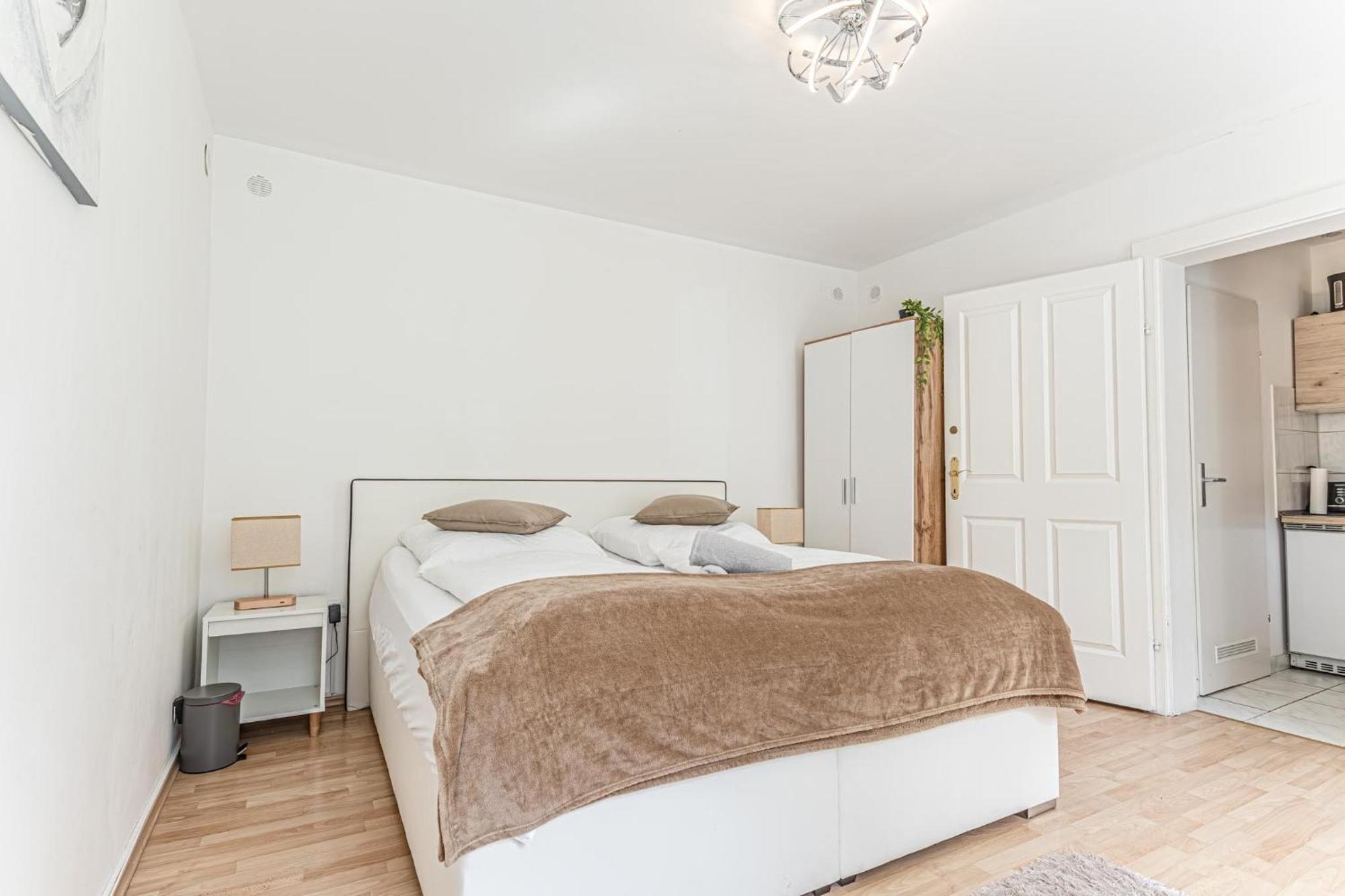 City Vibes: 1Br Apt, 10 Min To Westbahnhof Bécs Kültér fotó